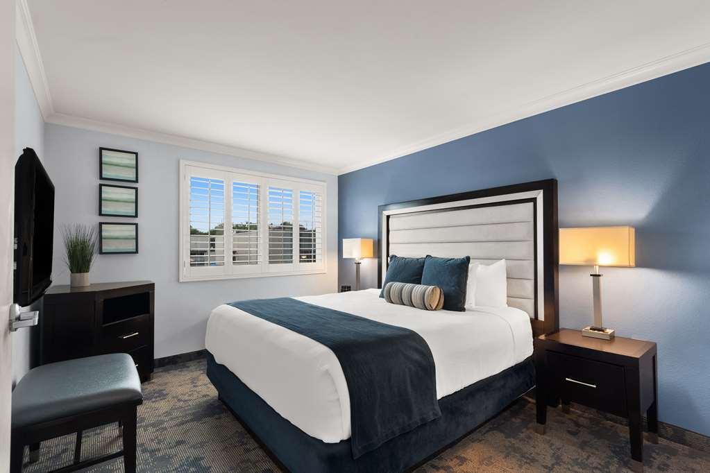 Best Western Plus Manhattan Beach Hotel Room photo